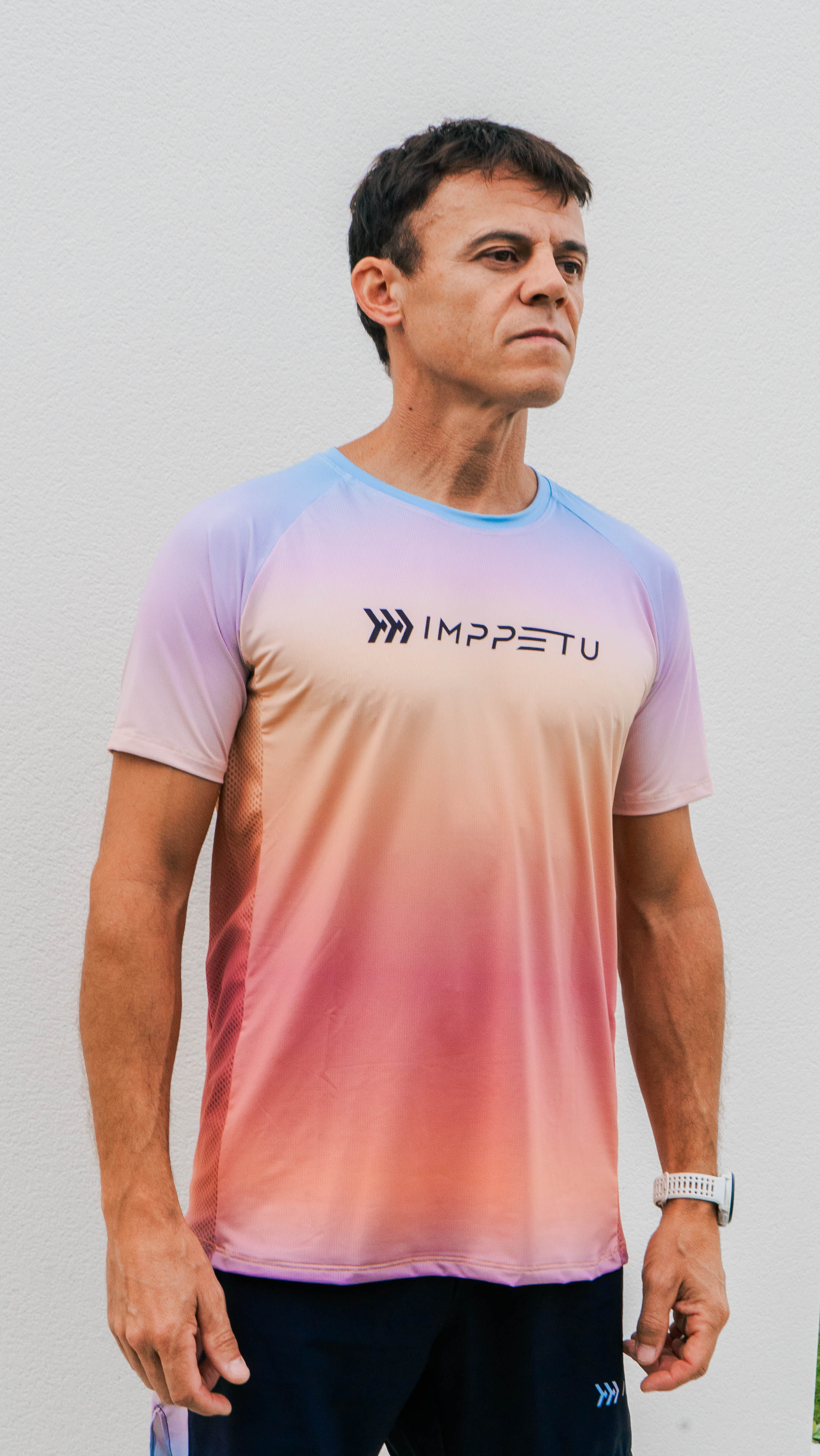 Persona de lado con el conjunto de ropa IMPPETU