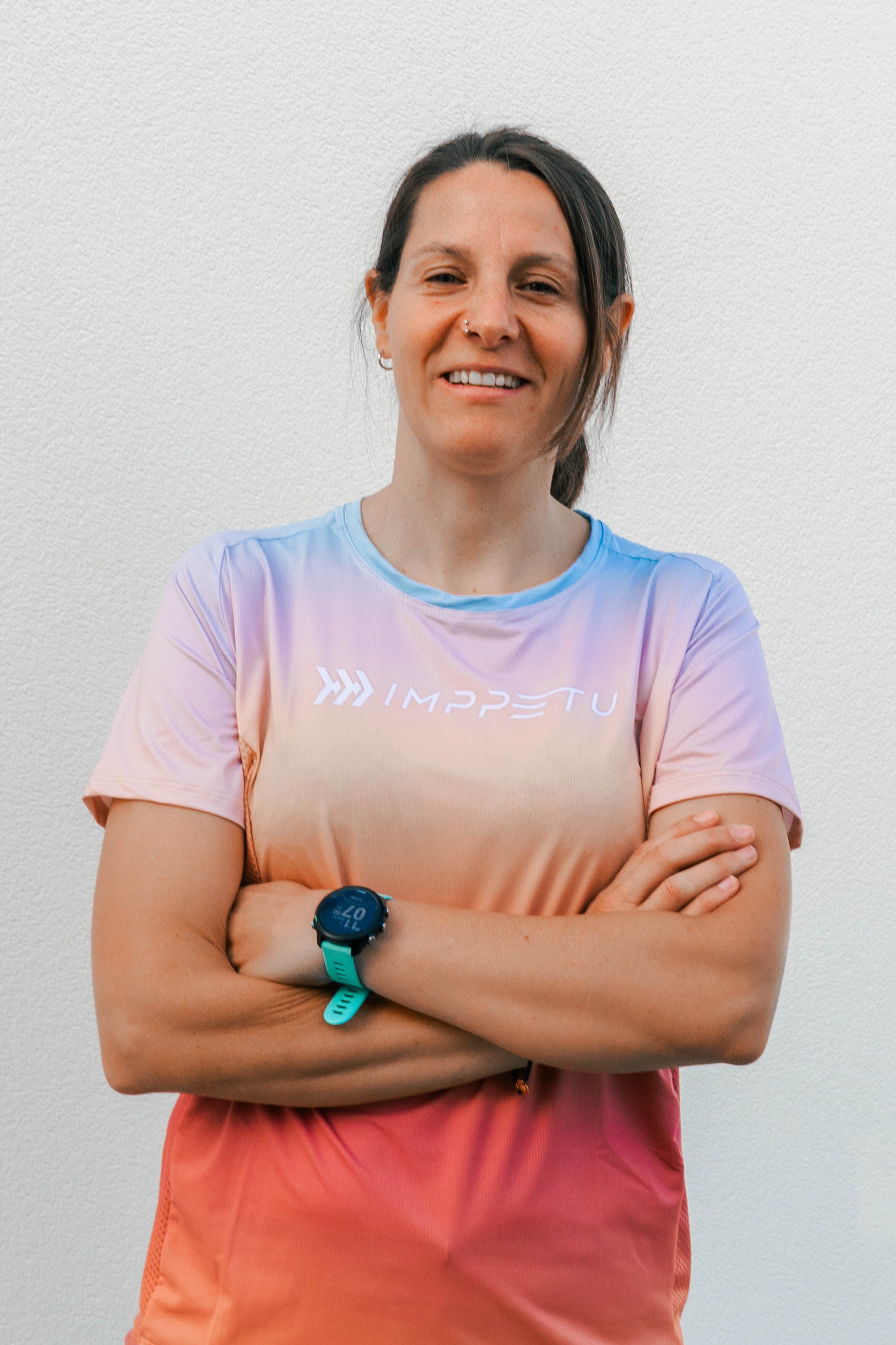Modelo presentando la colección ecológica de running IMPPETU para mujer, fabricada con materiales reciclados