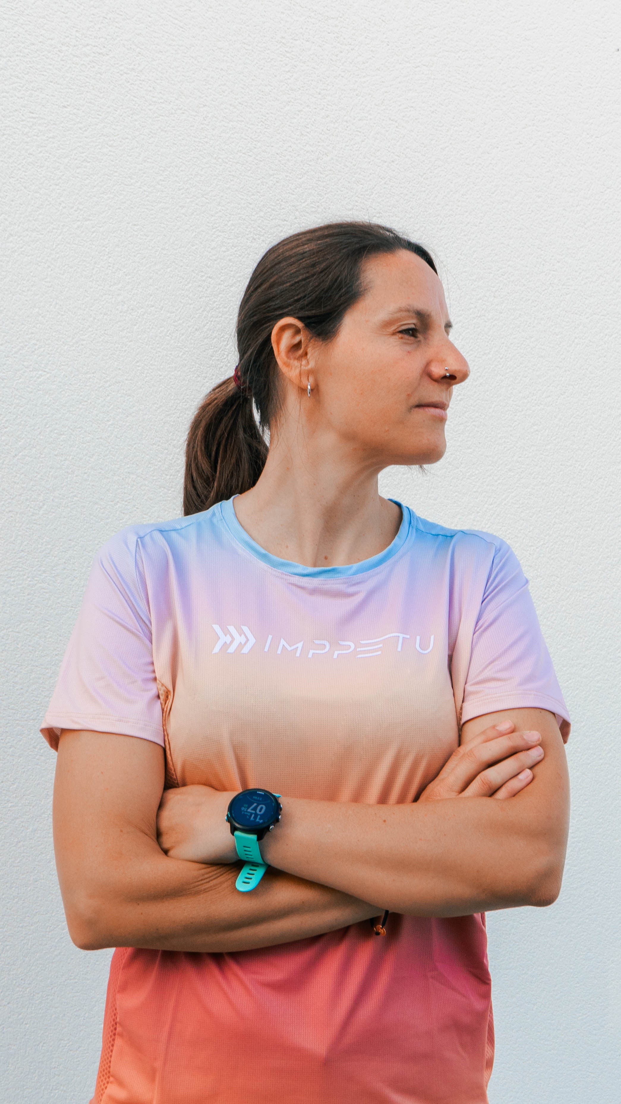Conjunto deportivo completo IMPPETU para mujer: camiseta técnica y shorts de running sostenibles en acción