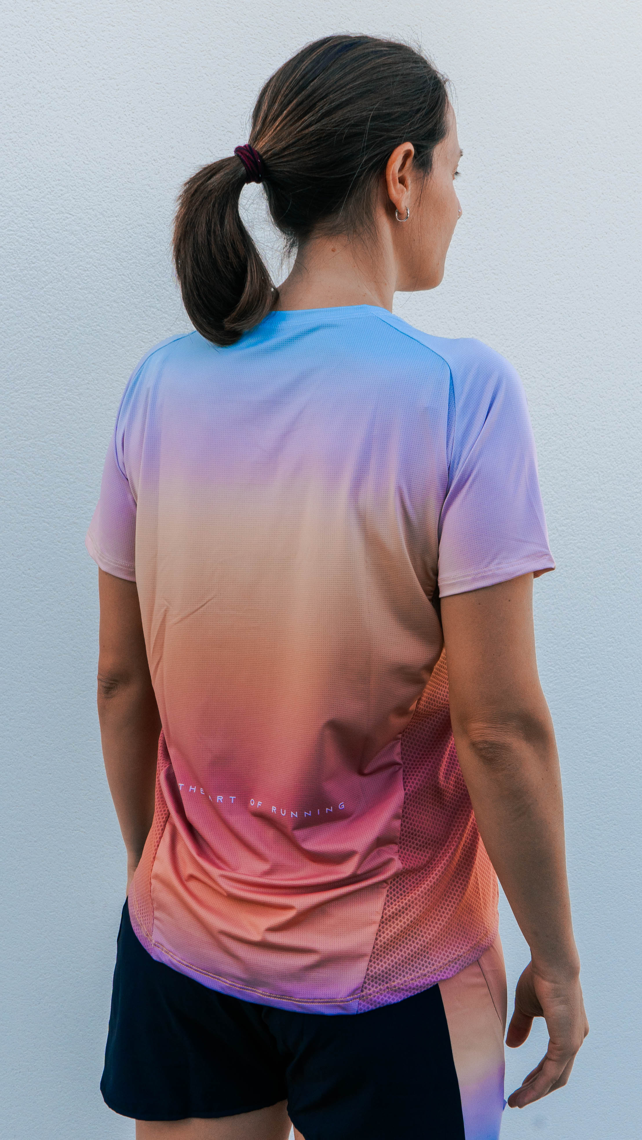 Deportista femenina luciendo shorts de trail running IMPPETU, diseñados con materiales reciclados para máximo rendimiento